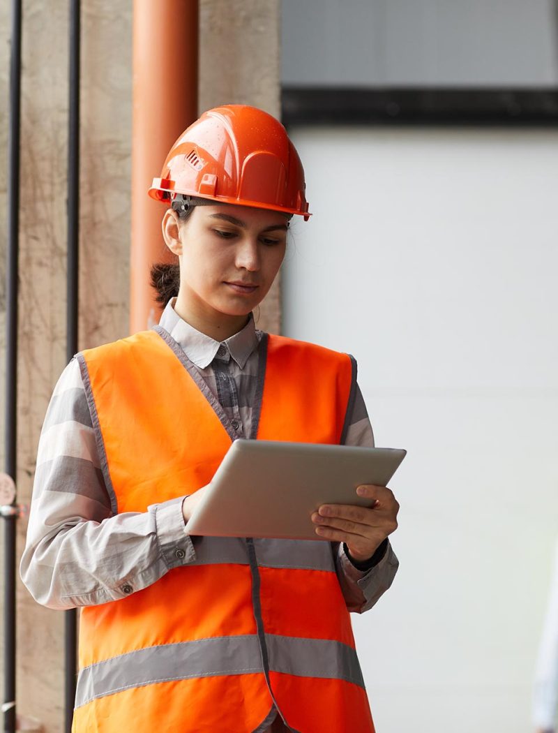 construction-worker-using-tablet-pc-2021-08-28-12-44-25-utc.jpg